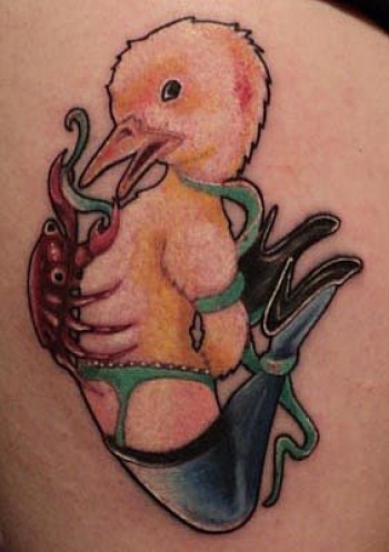 Tatuaje de un pato con liguero