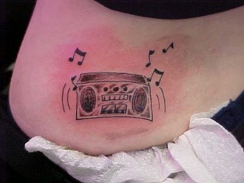 Tatuaje en el talón de un equipo de música sonando