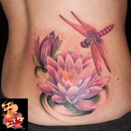 Tatuaje de una libélula rondando una flor de Loto