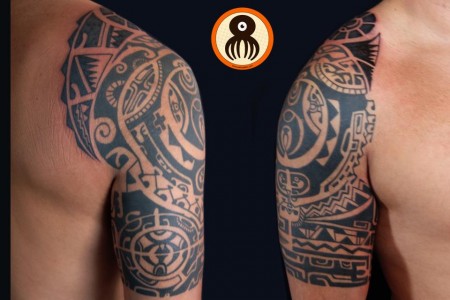 Tatuaje maorí en el hombro y brazo