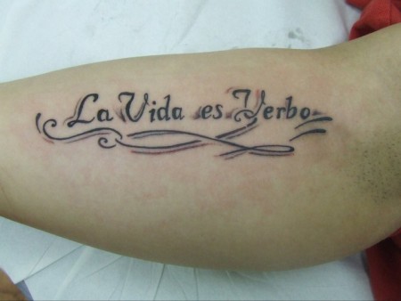 Tatuaje de una frase en la parte interior del brazo