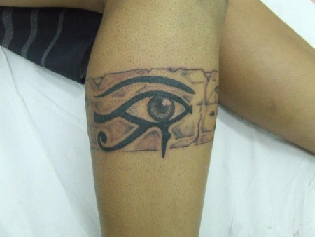 Tatuaje de un brazalete en la pierna con un ojo egipcio