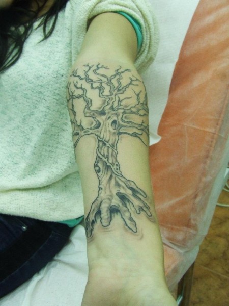 Tatuaje de un árbol en el antebrazo