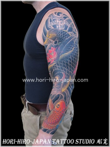 Tatuaje de carpas o koi nadando por el brazo