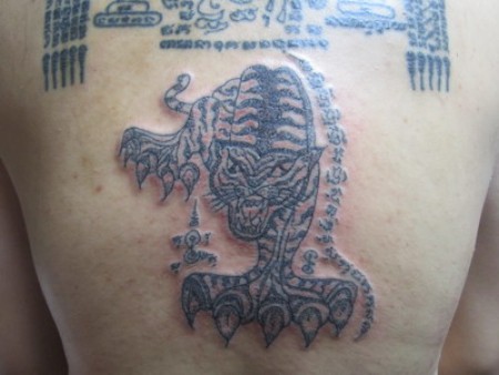 Tatuaje de un tigre sak yant