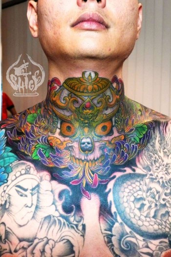 Tatuaje de calavera con corono y flores para el cuello