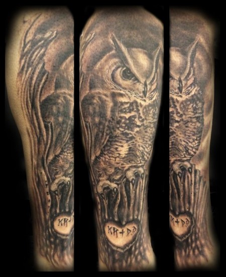 Tatuaje de un búho encima de un tronco con un corazón grabado