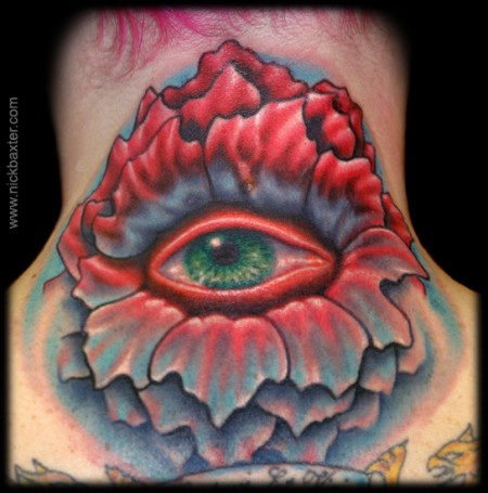 Tatuaje de una flor con ojo en la nuca