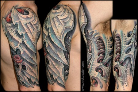 Tatuaje de una coraza futurista en el brazo