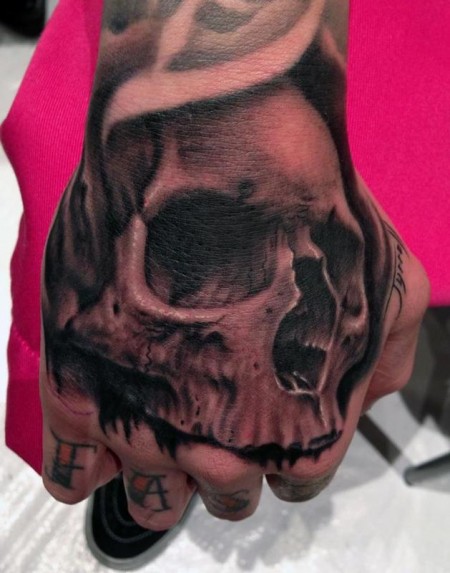 Tatuaje de una calavera en el puño