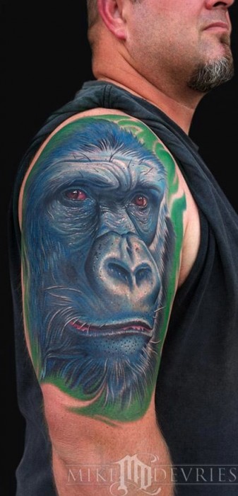 Tatuaje de una cara de gorila en el hombro