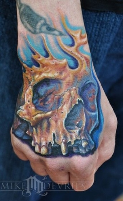 Tatuaje de una calavera fantasmal en la mano