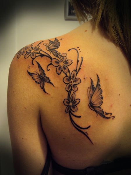 Ramas Con Flores Y Mariposas Tattoo | tatuaje de una rama con flores y mariposas volando Ramas Con Flores Y Mariposas Tattoo | tatuaje de una rama con flores y mariposas volando