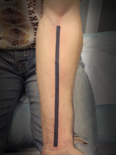tatuaje de un brazalete en el antebrazo tatuaje de un brazalete en el antebrazo
