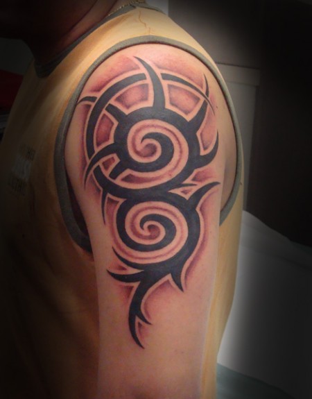Tatuaje de un tribal en el hombro