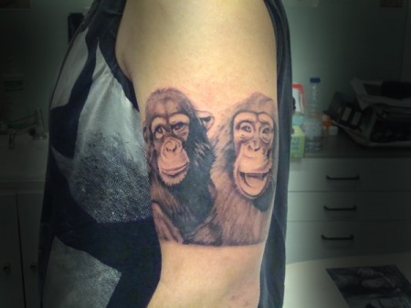 Tatuaje de dos monos en el brazo