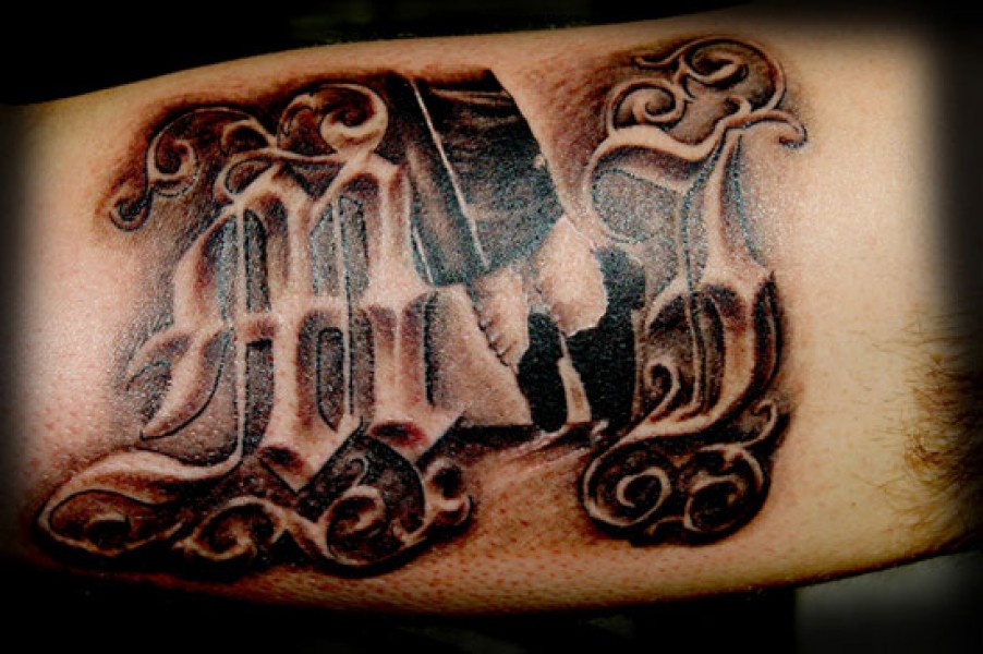 Tatuaje de dos iniciales de estilo gótico