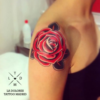 Tatuaje de una rosa en el hombro
