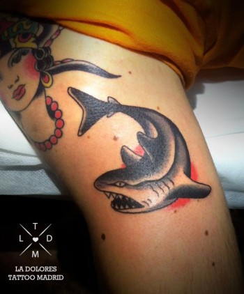 Tatuaje de un tiburón y la cara de una chica