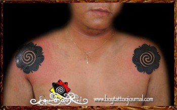 Tatuajes de rosas de borneo en los hombros
