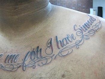 Tatuaje de una frase en el pecho