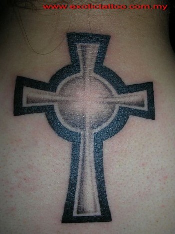 Tatuaje de una cruz en la nuca