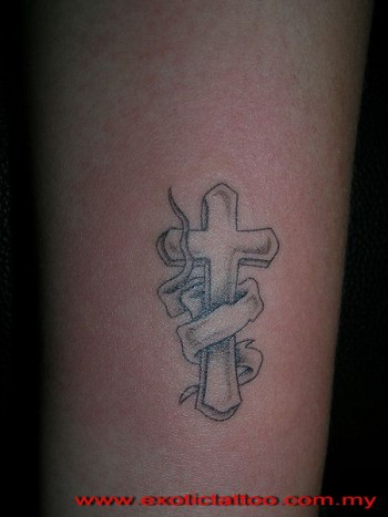 Tatuaje de una pequeña cruz rodeada por un paño