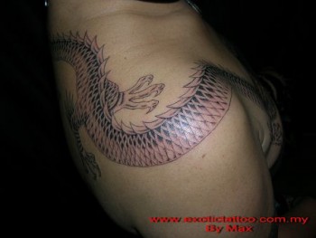 Tatuaje de un dragón recorriendo el hombro