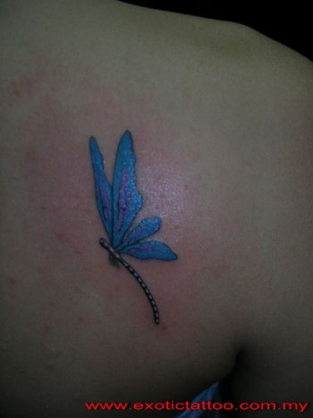 Tatuaje de una pequeña libelula