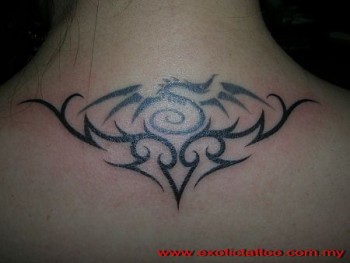 Tatuaje de un tribal con un dragon encima