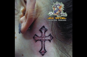 Tatuaje de una cruz en el cuello