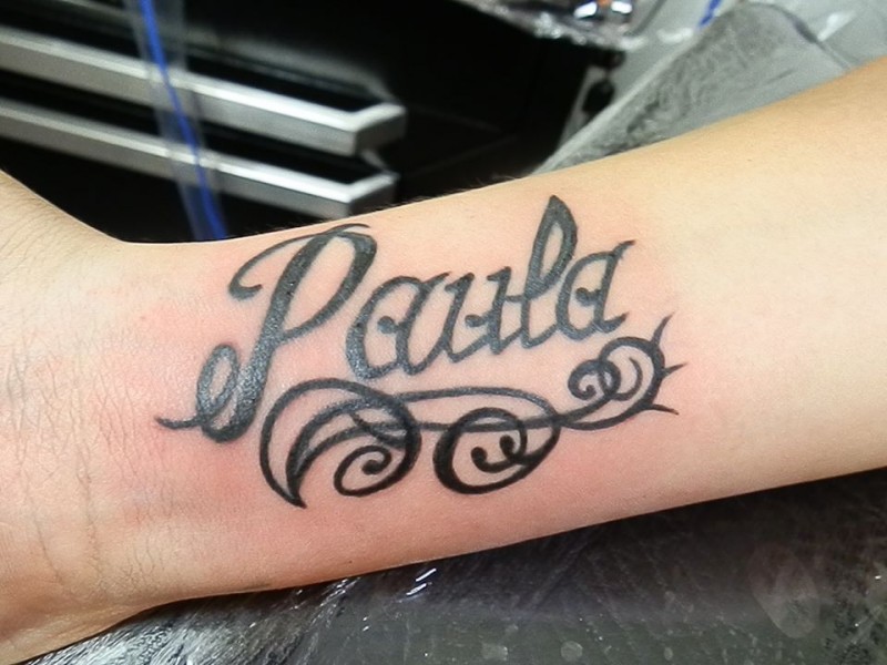 Tatuaje del nombre Paula en el antebrazo
