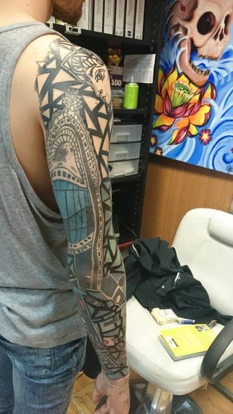 Tatuaje de un mosaico de triangulos en todo el brazo