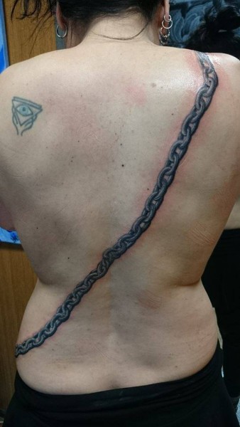 Tattoo de una cadena rodeando la espalda de una chica