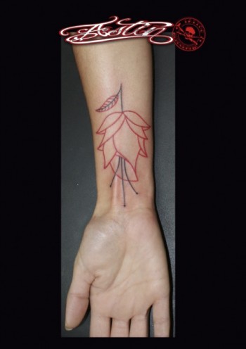 Tatuaje de una flor dibujada a líneas 