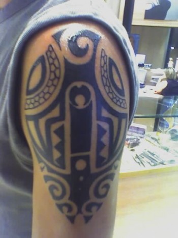 Tatuaje tribal en el hombro