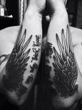 Tatuaje de alas en los antebrazos