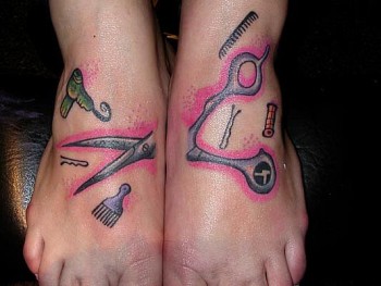 Tatuaje de unas tijeras que ocupa los dos pies