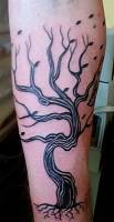 Tatuaje de un árbol con poquitas hojas