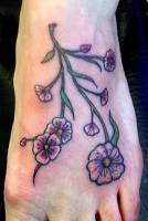 Tatuaje de flores en el pie