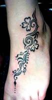 Tatuaje para el pie de unas flores tribales