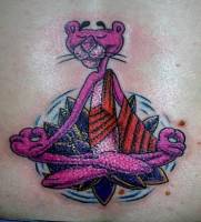 Tatuaje de la Pantera Rosa meditando