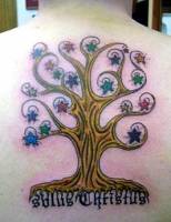 Tatuaje de un árbol con hojas en forma de estrella