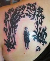 Tatuaje de un señor andando por el bosque