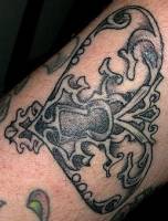 Tatuaje de un cerrojo con forma de corazón