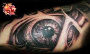 Tatuaje de un ojo debajo de la piel