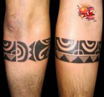 Tatuaje de un brazalete maorí en la pierna