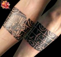 Tatuaje de un brazalete maori con un casco de romano