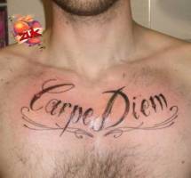 Tatuaje del texto Carpe Diem en el pecho