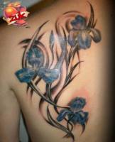 Tatuajes de unas flores con viento para la espalda. Tatuajes para mujeres